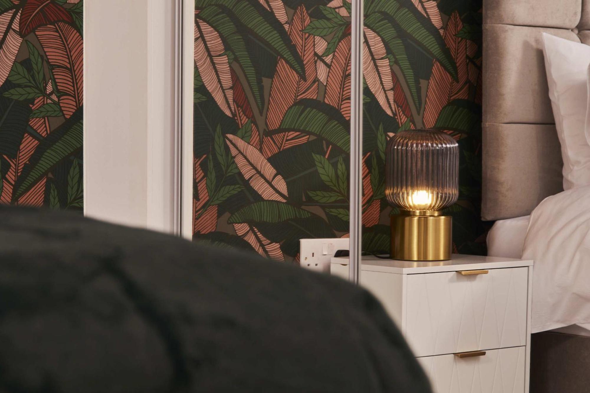 Homebird Property - The Willows Leeds  Room photo